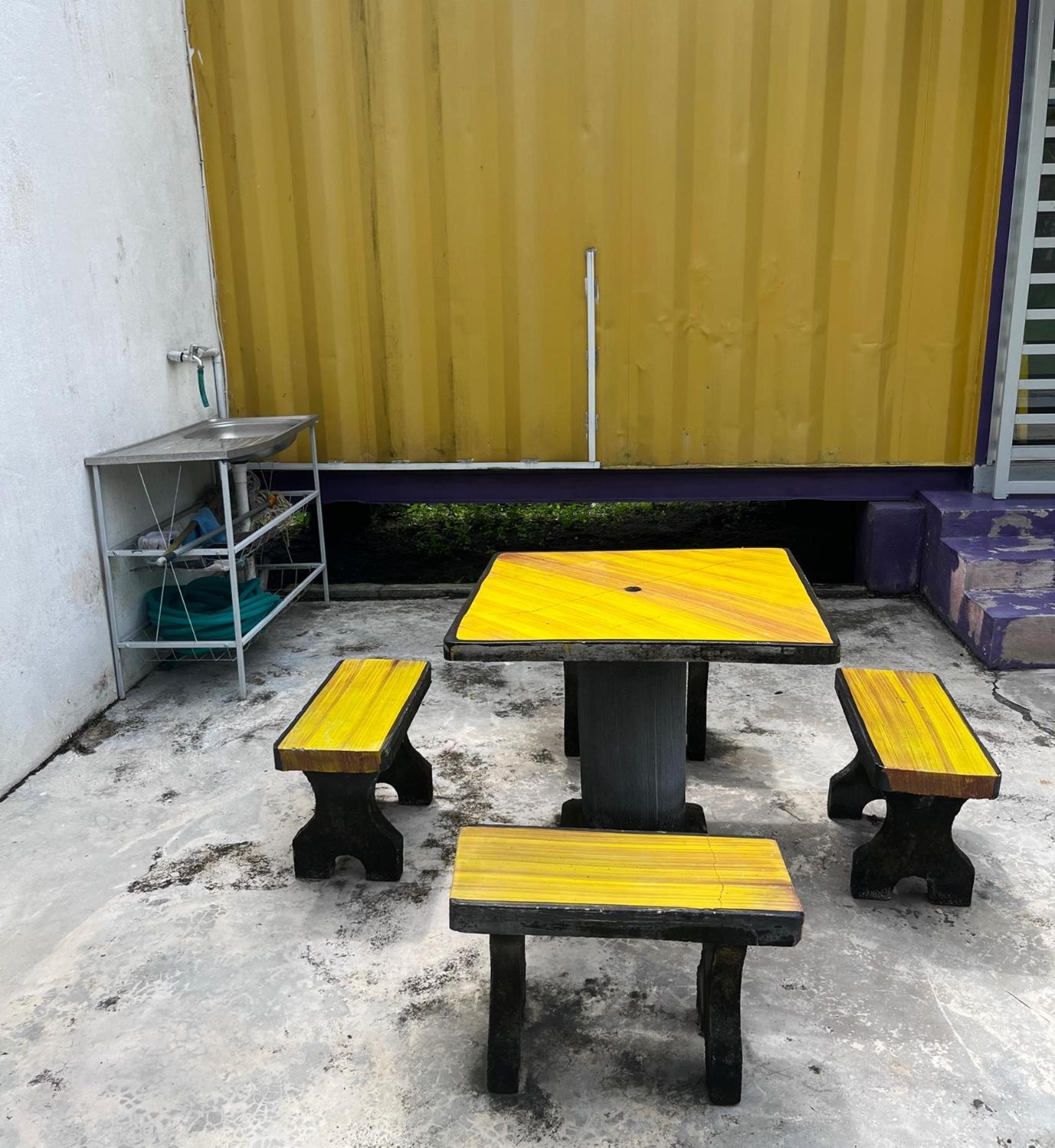 Purple Cube At Lumut Cube Homestay Kontena Eksteriør billede